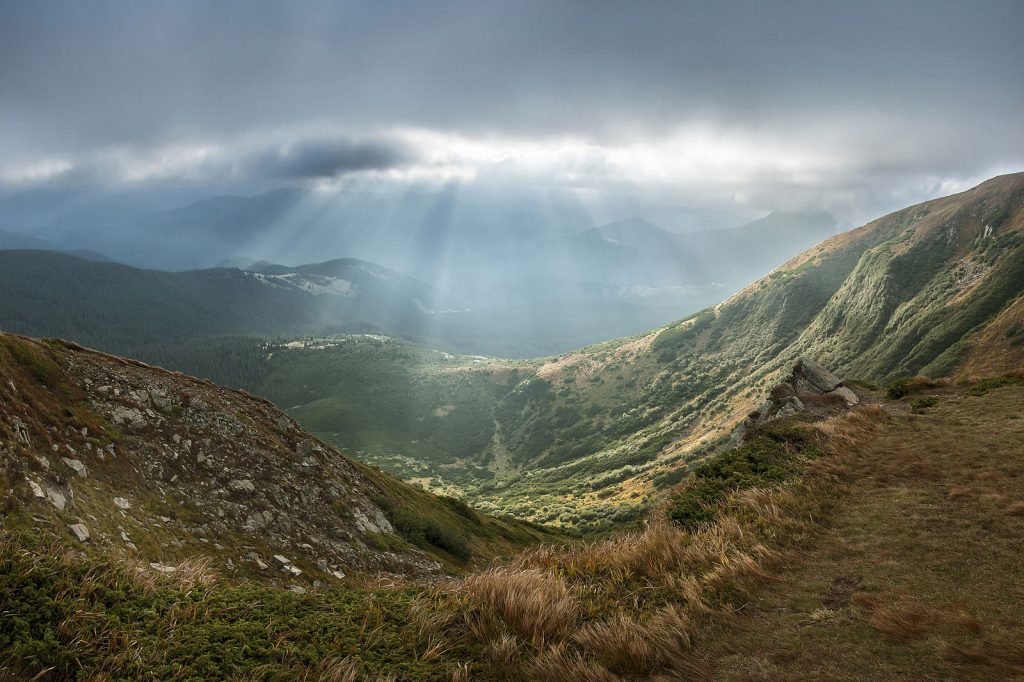 1e prix monde - Vue du parc naturel national des Carpates depuis le mont Hoverla, la plus haute montagne d'Ukraine. Balkhovitin, CC-by-SA 3.0 